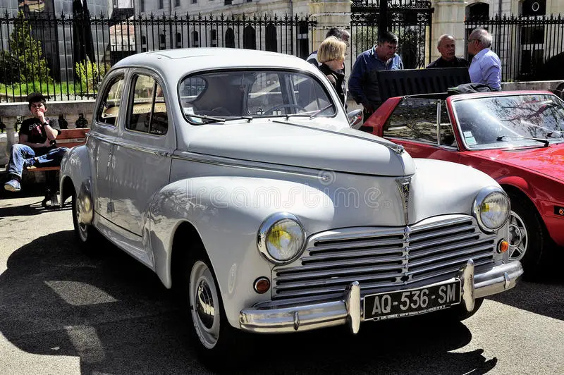 Peugeot 203 випущений в 1948 році
